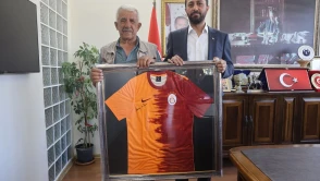 71 yaşındaki Duran Amca, Galatasaray'ın şampiyonluğuna iddiayla ulaştı, kaymakam ve başkandan forma kazandı!