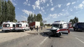 Çubuk'ta ambulans ve tır çarpıştı: 4 yaralı hastaneye kaldırıldı
