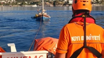 Bodrum'da makine arızası yaşayan teknedeki 2 kişi kurtarıldı
