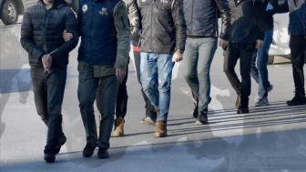Kozan'da polis kovalamacası: Uyuşturucu ve silahlarla yakalanan dört kişi gözaltında
