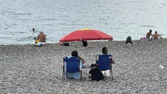 Antalya'da bunaltıcı sıcaklar sahilleri doldurdu, deniz 29 dereceye ulaştı