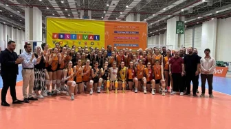 İzmir'de Voleybol Altyapılar Türkiye Şampiyonası heyecanı sürüyor