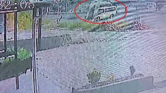 Hatay'da minibüs kazası: 18 yaşındaki sürücü yaşamını yitirdi, kaza anı kamerada görüntülendi.