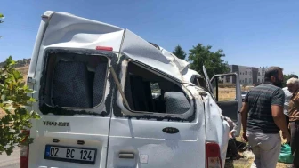Adıyaman'da Minibüs Takla Attı: 5 Yaralı, 3 Yaşındaki Çocuğun Durumu Ciddi