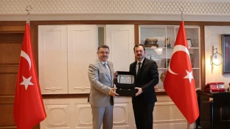 Trabzon'da OSB yönetiminden Başkan Genç'e teşekkür ziyareti ve plaket sunumu gerçekleşti