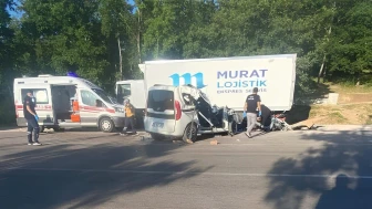 Niksar'da kamyona çarpan hafif ticari araçta 2 kişi hayatını kaybetti, 3 kişi yaralandı