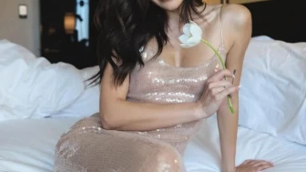 Nesrin Cavadzade'den dikkat çeken tatil pozu! Mavi bikinisiyle göz kamaştırdı ve fit vücuduyla hayranlarını büyüledi.