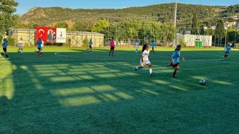 İzmir'de Futbol Liglerinin Şampiyonları Belli Oldu: Kızlarda Konak, Erkeklerde Altınordu Zafere Ulaştı