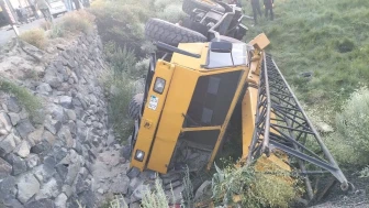 Erzurum'da vinç devrildi, operatör hayatını kaybetti: Aile yakınları sinir krizi geçirdi