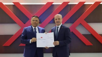 Iğdır Üniversitesi'nde yeni dönem: Prof. Dr. Ekrem Gürel mazbatasını aldı