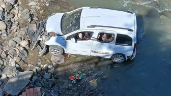 Akçaabat'ta dereye yuvalanan araçta 3 yaralı, kaza anı güvenlik kamerasında görüntülendi
