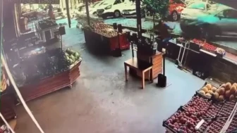 Eyüpsultan'da otomobil marketin önünde kaza yaparak 3 araca hasar verdi, çalışan yara aldı.