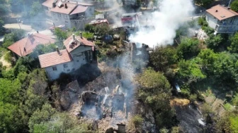 Bademli Mahallesi'nde yangın, 3 evi kullanılamaz hale getirdi; ekipler müdahale etti
