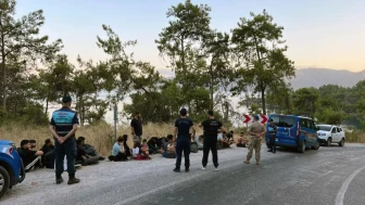 Marmaris'te 22 düzensiz göçmen ve 2 insan kaçakçısı yakalandı, operasyon başarıyla tamamlandı.