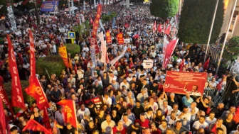 Adana'da kalabalık miting: CHP, gözaltındaki başkan için adalet çağrısında bulundu
