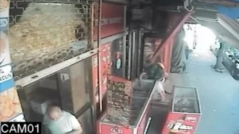 Dondurma Hırsızı Kadın, Market Sahibine Yakalanınca Dolabı Yeniden Açtı