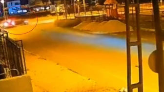 İki otomobilin çarpıştığı kaza güvenlik kamerasında anbean kaydedildi