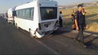 Sincan'da otomobil servis minibüsüne çarptı: 1 ölü, çok sayıda yaralı
