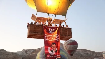 Kapadokya'da 15 Temmuz'un 9. yılına özel sıcak hava balonlarıyla anma etkinliği düzenlendi