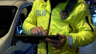 Diyarbakır'da Motosikletli Polisler, 2 Ruhsatsız Kalaşnikofla 2 Şüpheliyi Gözaltına Aldı