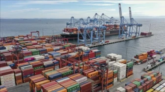 Mayıs 2025'te Türkiye'nin cari açığı 684 milyon dolar oldu, ihracat ve ithalat verileri değişim gösterdi.