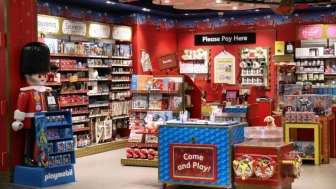 Hamleys maliyet baskısıyla 29 mağazasını kapatırken, yeni açılışlara da devam ediyor