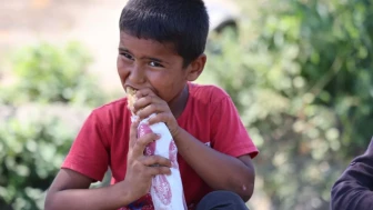 Dünya Kebap Günü’nde Uğur Aydın’dan tarım işçisi çocuklara anlamlı kebap ikramı