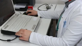 Aile hekimlerinin maaşları için 'gelmeyen hasta' süresi 12 aya çıkarıldı, kesintiler yılda bir yapılacak.