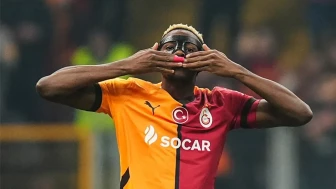 Galatasaray, Osimhen için Napoli ile müzakerelere devam ediyor, belirsizlik sürüyor.