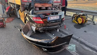 Kuzey Çevre Yolu'nda otomobil TIR'a çarptı, sürücü hayatını kaybetti