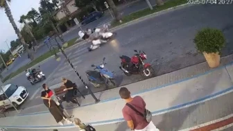 Antalya'da Yaya Geçidinde Motosiklet Kazası: 4 Yaralı Turist Hastaneye Sevk Edildi