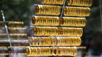 Altın fiyatları yükseldi, zayıflayan dolar ve ticaret belirsizliği etkili oldu