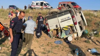 Yunak-Akşehir yolunda minibüs devrildi: 15 yaralı, soruşturma başlatıldı