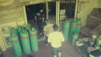 Alanya'da Tüpçü Dükkanına Giren Yılan, Esnafa Korku Dolu Anlar Yaşattı