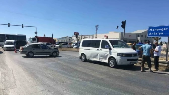 Manavgat'ta tur aracı ve otomobilin çarpıştığı kazada iki çocuk yaralandı