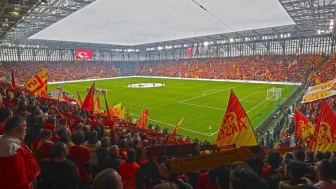 Göztepe'de Ogün Bayrak Antrenmanda Sakatlandı, İzmir'de Ameliyat Olacak
