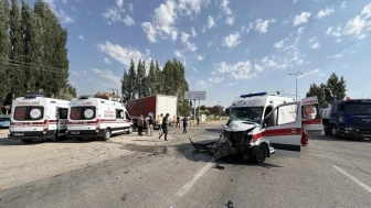 Çubuk'ta ambulans ve tır çarpıştı: 4 yaralı hastaneye kaldırıldı