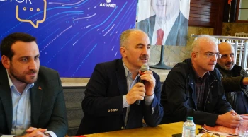 Rize Belediye Başkanı Metin, Taşlıdere'de halkla buluşup talepleri yanıtladı.