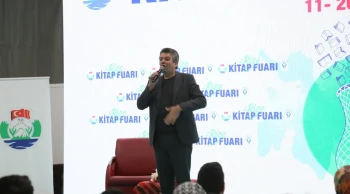 Alişan Kapaklıkaya Kitap Fuarında Okuyucularıyla Buluştu