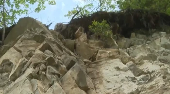 Ölüm yolu gibi! Dev kayalar vatandaşı tehlikeye atıyor...