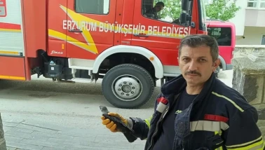 Karga yavrusu havalandırma boşluğunda mahsur kaldı, itfaiye ekipleri hızlıca kurtardı