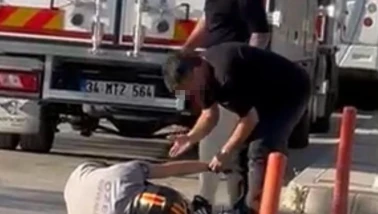 İzmir'de yol verme tartışması kanlı kavgaya dönüştü: Motosiklet sürücüsü defalarca tekmelendi