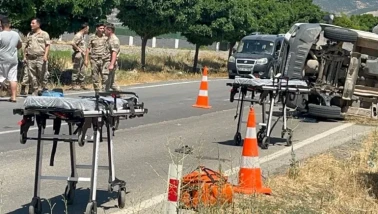 Fransa plakalı minibüs kazası, jandarma ekibine taşlı saldırı: 5 gözaltı!