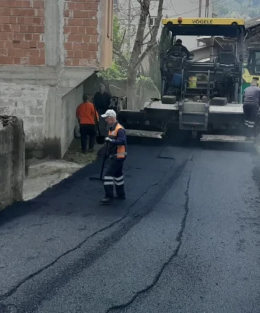 OF'TA ASFALT SEZONU BAŞLADI: İLK SERİM TAVŞANLI VE YAZLIK MAHALLELERİNDE GERÇEKLEŞTİRİLDİ
