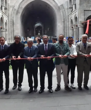 Genç Sanatçılardan Tarihî Mekânda Büyüleyici Sergi: Raci Alkır Güzel Sanatlar Lisesi Yıl Sonu Resim Sergisi Açıldı