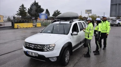 Trafik polisi baba kız omuz omuza çalışıyor