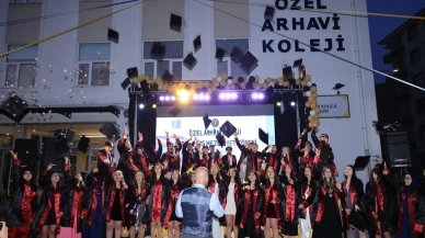 Arhavi Koleji mezuniyet töreni coşkuyla kutlandı, öğrenciler geleceğe umutla ilerliyor.