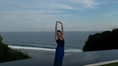 Zeynep Bastık havuz başı pozlarıyla yazı getirdi