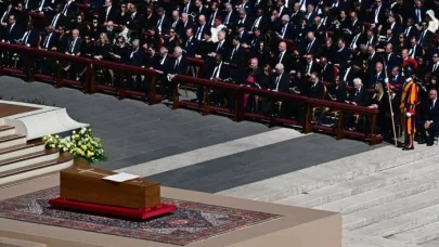Papa son yolculuğuna uğurlanıyor: Yüzbinler meydana toplandı