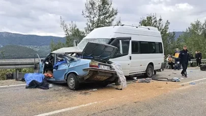 Otomobil ile minibüs çarpıştı, 5 kişilik aile yok oldu